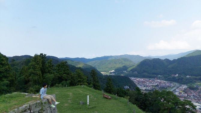 津和野の町を眺める鈴木元太くん