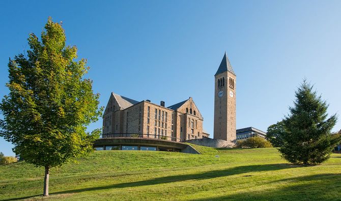 ウリス図書館とコーネル大学のマックグロータワー