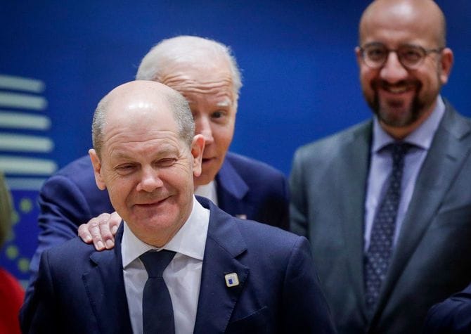 2022年3月24日、ベルギーのブリュッセルで開催された欧州理事会首脳会議の冒頭で撮影されたワンシーン。ドイツのオラフ・ショルツ首相（前）、米国のジョー・バイデン大統領（後）、シャルル・ミシェル欧州理事会議長（右）