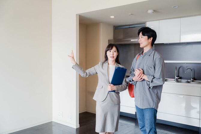 賃貸住宅の下見をする青年