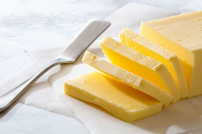バターナイフでカットされたバター