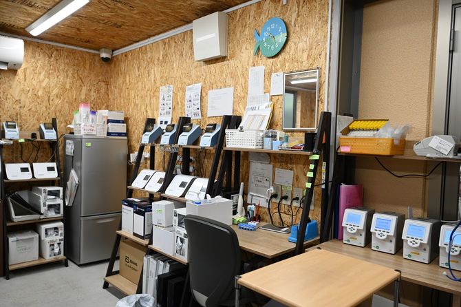 コロナ禍で改築した発熱外来スペースには、PCR機が何台も置かれていた