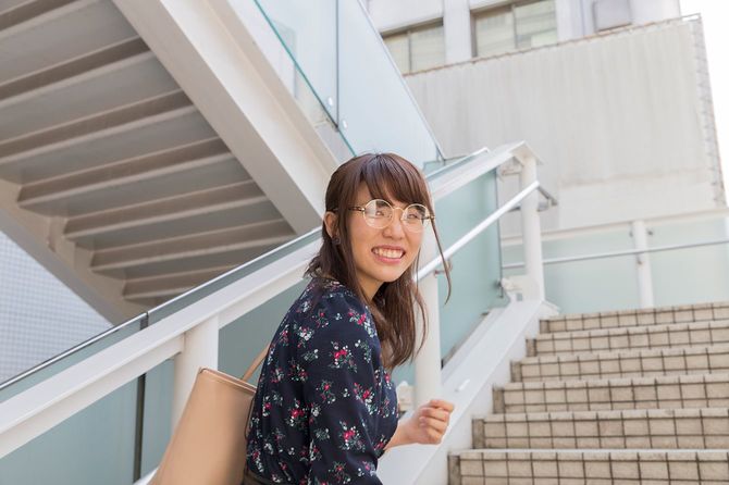 階段を上る女性