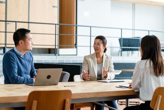 モダンなオフィスでミーティング