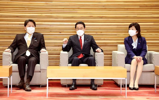 閣議に臨む岸田文雄首相（中央）ら＝2021年12月17日、首相官邸