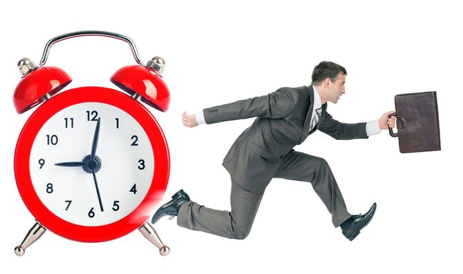 走るビジネスマンと目覚まし時計