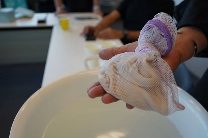 ネットに入れて空いたスペースを結んだマスク