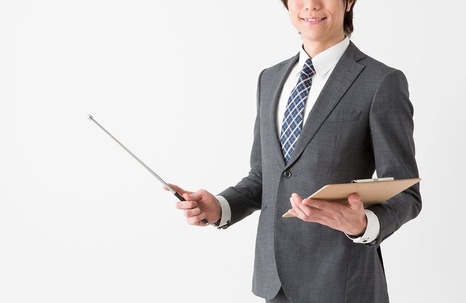 アジア系のビジネスマンが白い背景で隔離の肖像画