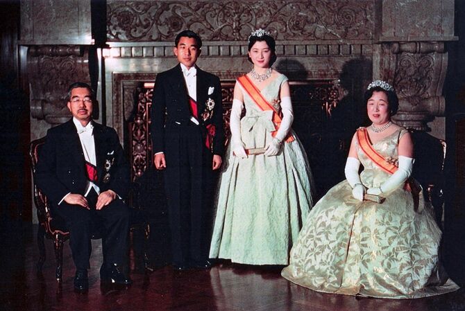朝見の儀を終えた、皇太子明仁親王と皇太子妃美智子、および昭和天皇・香淳皇后(1959年4月10日)。サンデー毎日 追悼臨時増刊「皇太后さま」掲載
