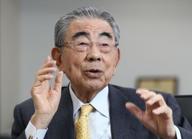 インタビューに答えるセブン＆アイ・ホールディングスの鈴木敏文名誉顧問＝2018年4月17日、東京都千代田区