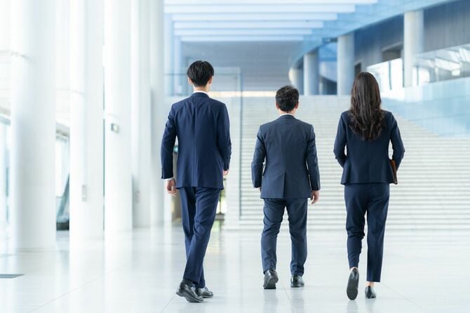 オフィスで働くビジネスパーソン