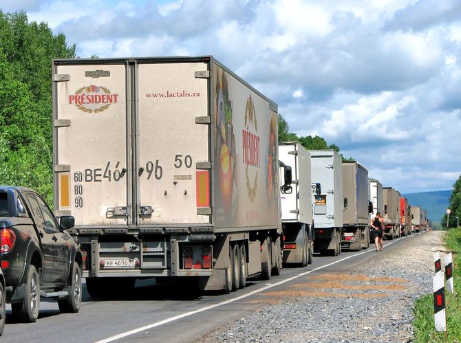渋滞の輸送トラック