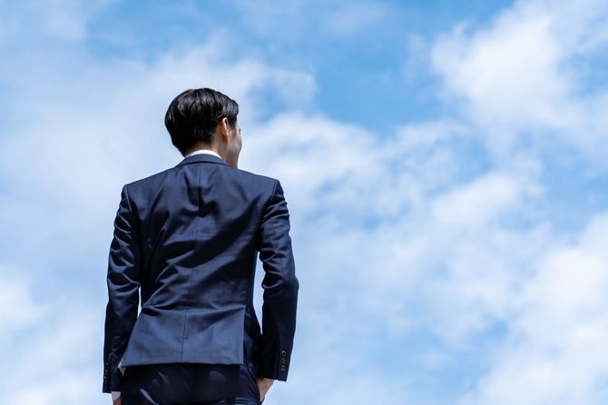 青い空とビジネスマン