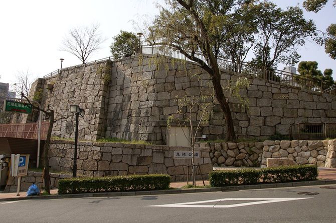 兵庫県神戸市にある花隈城の模擬石垣