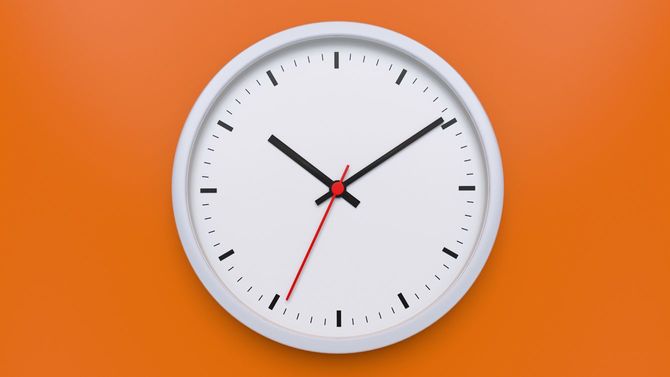 10時9分34秒を指している時計