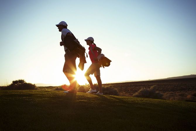 屋外を歩いている人たち