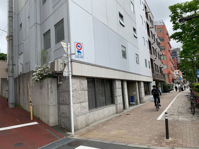 一見すると何の店かわからない外観