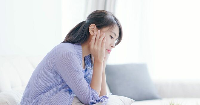 思い悩んでいる女性