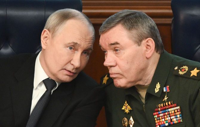 ロシア国防省の会合に臨むウラジーミル・プーチン大統領（左）とワレリー・ゲラシモフ軍参謀総長＝2025年12月17日、モスクワにて
