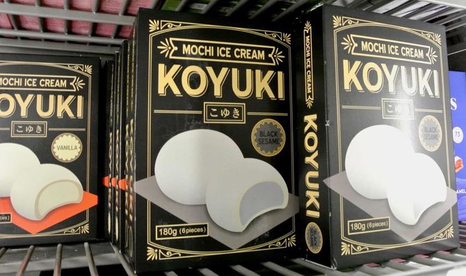 別メーカーの餅アイス。黒ごま味はLittle Moonsで取り扱いのないフレーバーの一つ。