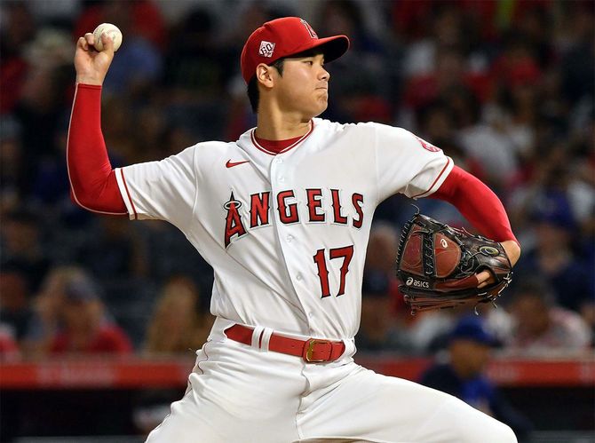 ブルージェイズ戦で力投するエンゼルス先発の大谷翔平投手=2021年8月12日、アメリカ・アナハイム