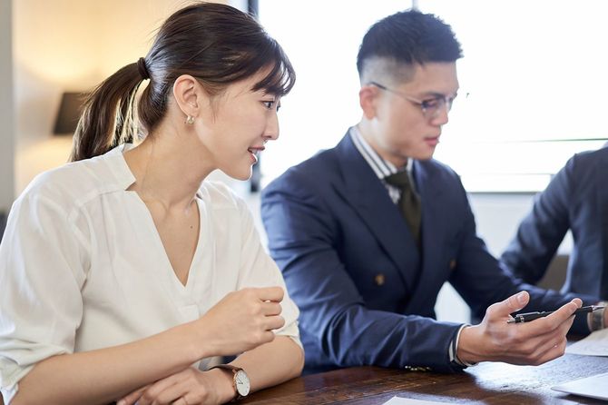 ミーティングに参加する女性