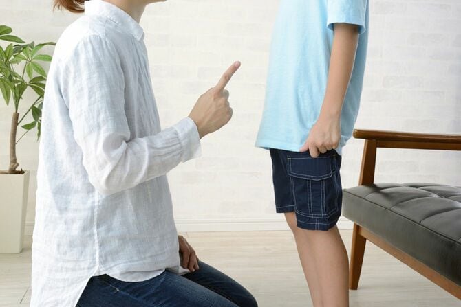 居間で息子を叱る母親