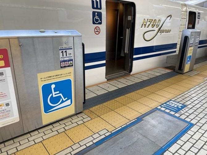 ホームと列車の隙間が狭くなっている新幹線のホーム