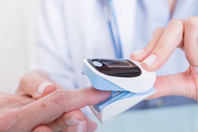 アメディック、患者の指のパルスオキシメーターの使用