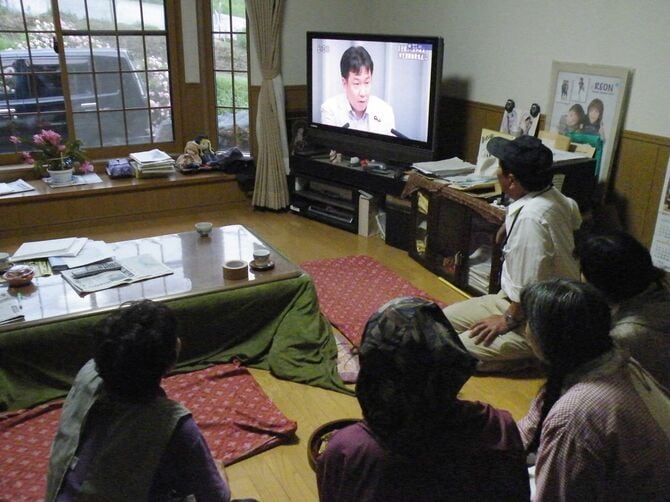 福島原発/避難指定の発表を見守る住民