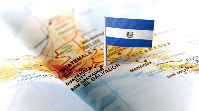 エルサルバドルの国旗を地図上にピンで表示