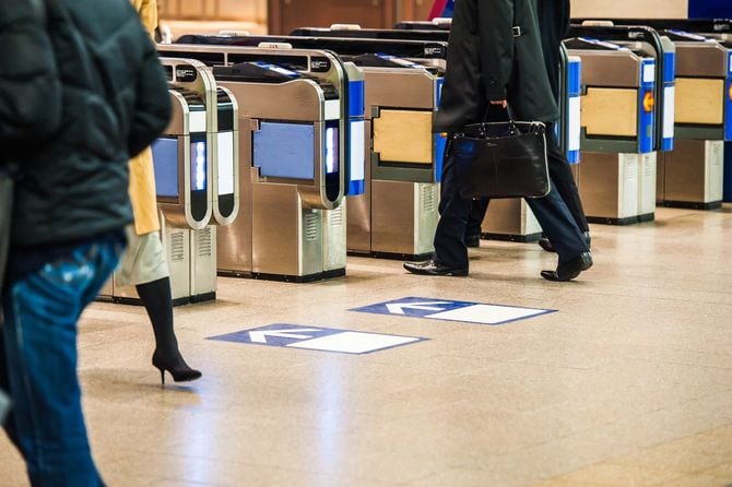 駅の改札を歩く人たち