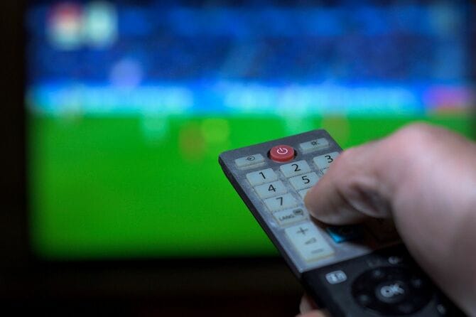 リモコンでテレビのチャンネルを変える手