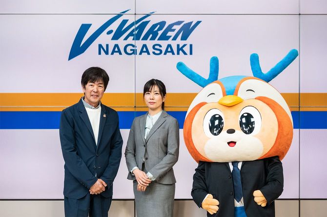 2019年11月28日、V・ファーレン長崎の次期社長発表記者会見の時のツーショット。髙田明氏（左）と春奈氏（右）