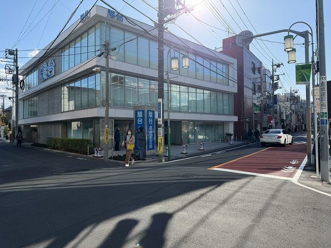 塾の存在感が増している。画像は2005年からある駿台。