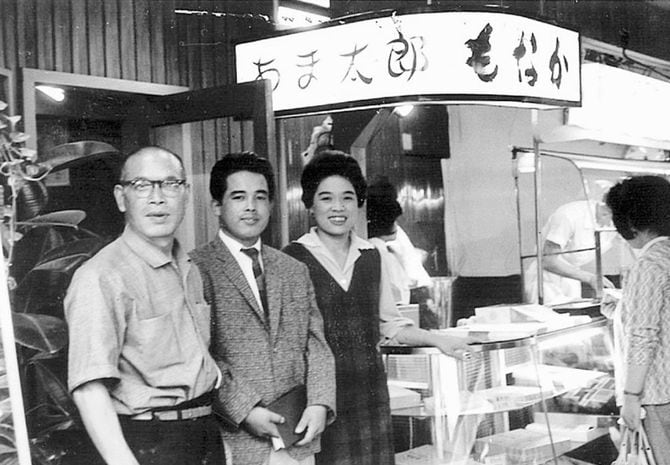 「甘太郎」の前で。中央が齋藤寛会長。