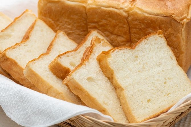朝食テーブルの上のスライスパン