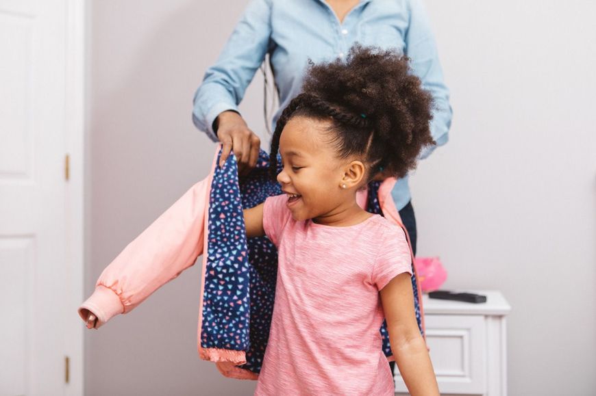 学校へ行く準備をする女の子