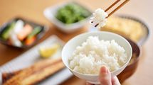 1世帯あたりの年間支出額は約10万円…｢コメ離れ｣の裏で日本人の食卓の主役になった｢パン｣ではない食べ物