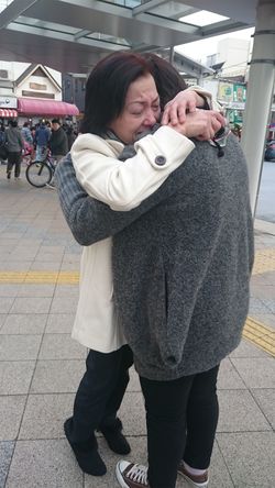 21年ぶりに再会を果たし、抱きしめ合う竹村ゆういさんの妹と実母