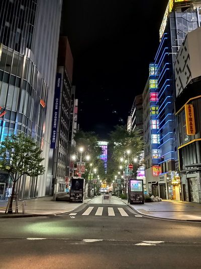 新宿でこんな写真が撮れるほど人間がいない。花道通りとは対照的