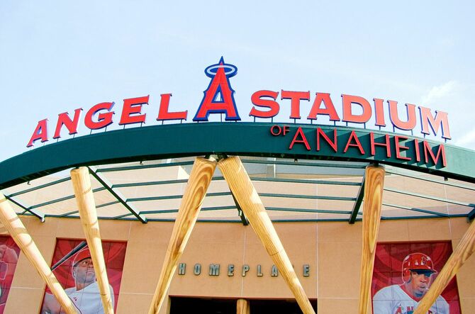 カリフォルニア州アナハイムのメジャーリーグ野球チーム、エンゼルスタジアムの正面玄関。