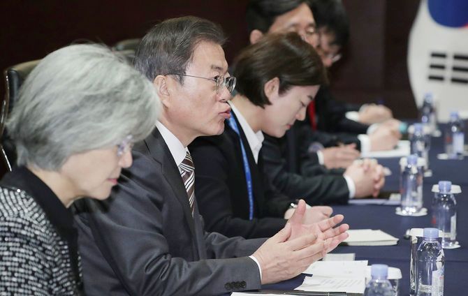 安倍晋三首相と会談する韓国の文在寅大統領（左から2人目）