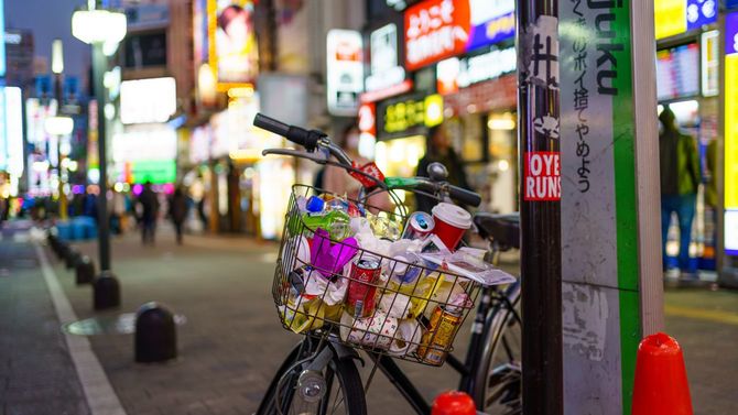 新宿歌舞伎町に止められた自転車