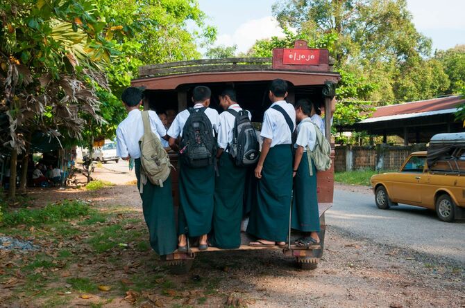 ミャンマーのスクールバス