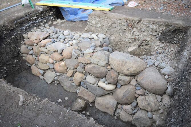 駿府城跡で発見された小天守台の石垣の一部＝2020年1月7日、静岡市