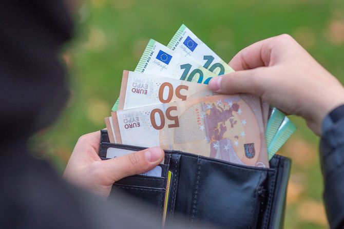 サイフのお金を数える