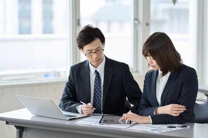 タブレットで会議をするビジネスマン