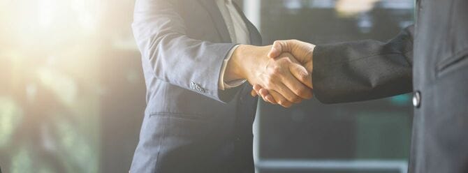 握手するビジネスマン