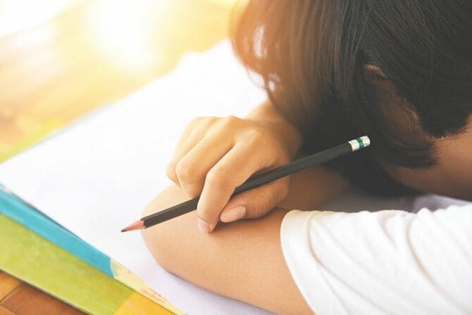 勉強の途中で寝ている子ども